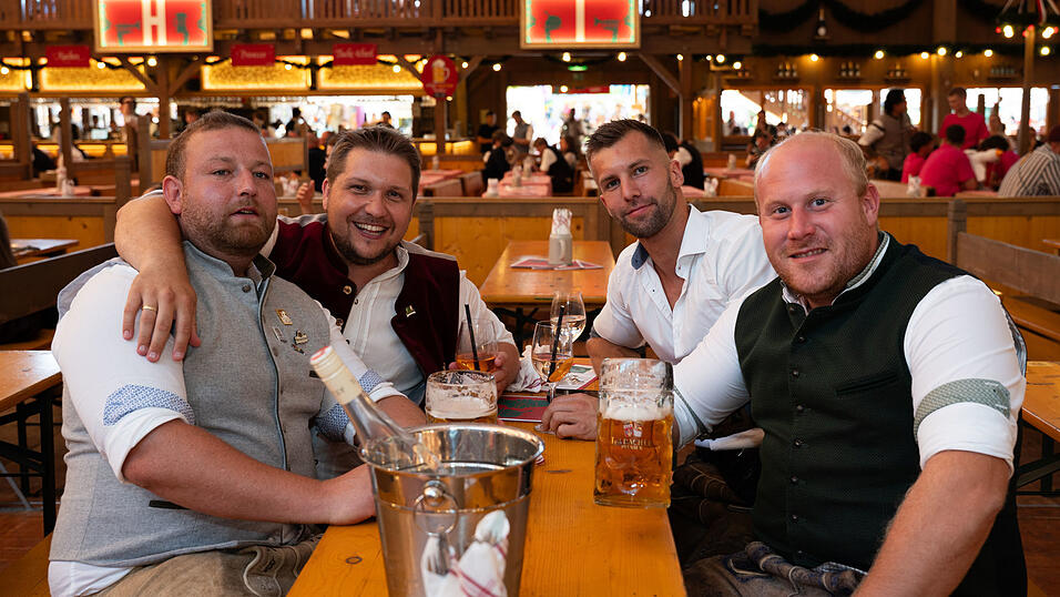 Die Partybilder vom Mittwoch, 12. August, aus dem Festzelt Krönner. Die Partybilder vom Mittwoch, 12. August, aus dem Festzelt Krönner.