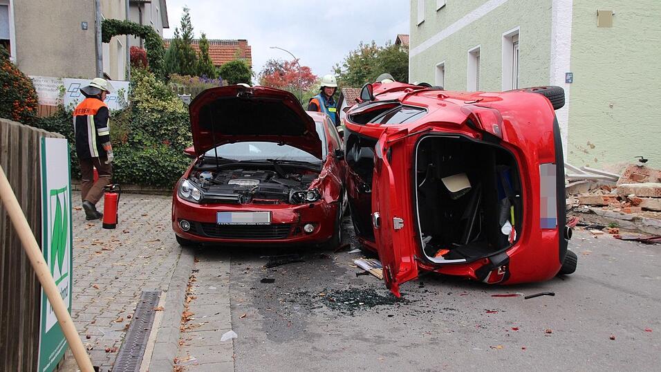 Insgesamt wurden bei dem Unfall sechs Personen verletzt - darunter auch zwei Kinder. Insgesamt wurden bei dem Unfall sechs Personen verletzt - darunter auch zwei Kinder.