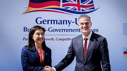 Bundeswirtschaftsministerin Katherina Reiche begr&uuml;&szlig;t ihren britischen Amtskollegen Peter Kyle zum deutsch-britischen Wirtschaftsforum.