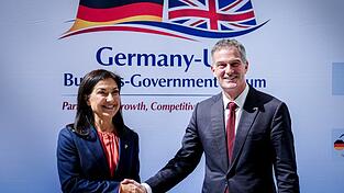 Bundeswirtschaftsministerin Katherina Reiche begr&uuml;&szlig;t ihren britischen Amtskollegen Peter Kyle zum deutsch-britischen Wirtschaftsforum.