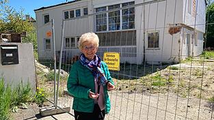 Ute Schr&ouml;mer sagt, dass das Anwesen erst auf ihre Beschwerde hin mit einem Zaun gesichert worden sei.