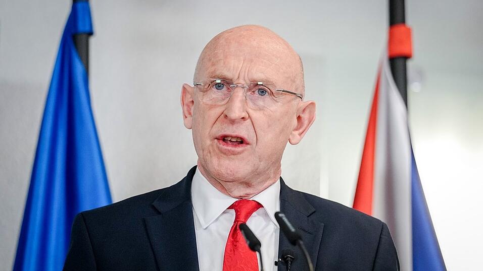 John Healey ist von seinem Amt als britischer Verteidigungsminister zur&uuml;ckgetreten.