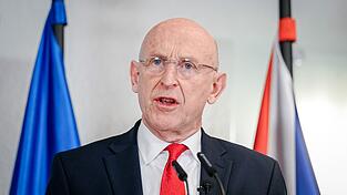 John Healey ist von seinem Amt als britischer Verteidigungsminister zurückgetreten. John Healey ist von seinem Amt als britischer Verteidigungsminister zurückgetreten.