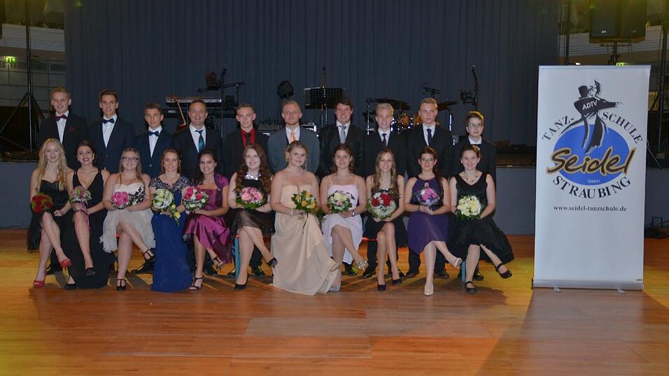 Die Bilder vom Abschlussball der Tanzschule Seidel in der Fraunhofer-Halle am 28. November. Die Bilder vom Abschlussball der Tanzschule Seidel in der Fraunhofer-Halle am 28. November.