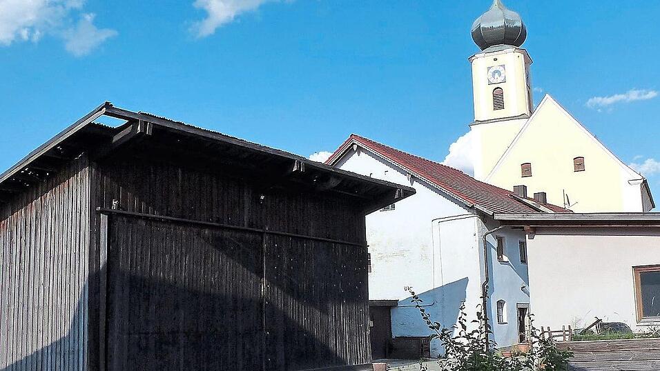 In der Ortsmitte kann auf dem ehemaligen 'Kramer-Anwesen' vorerst nur die bauf&auml;llige Scheune abgerissen werden.