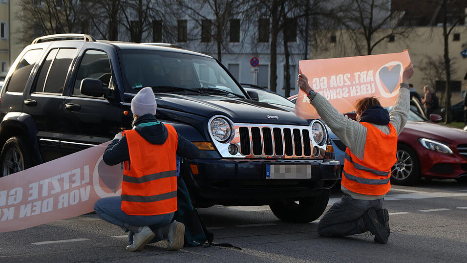 Klimaaktivisten blockieren die Galgenbergkreuzung vor den Arcaden in Regensburg. Klimaaktivisten blockieren die Galgenbergkreuzung vor den Arcaden in Regensburg.
