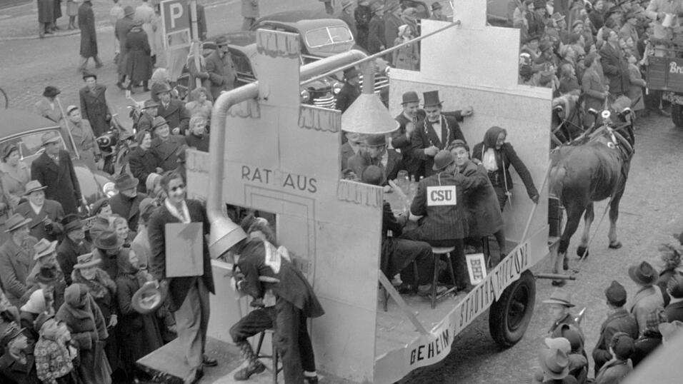 Der Faschingszug 1953 wurde am Stadtplatz von zahlreichen Zuschauern verfolgt.