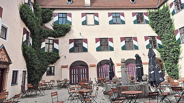 Tagungsg&auml;ste treffen sich gerne im Innenhof des Schlosses.