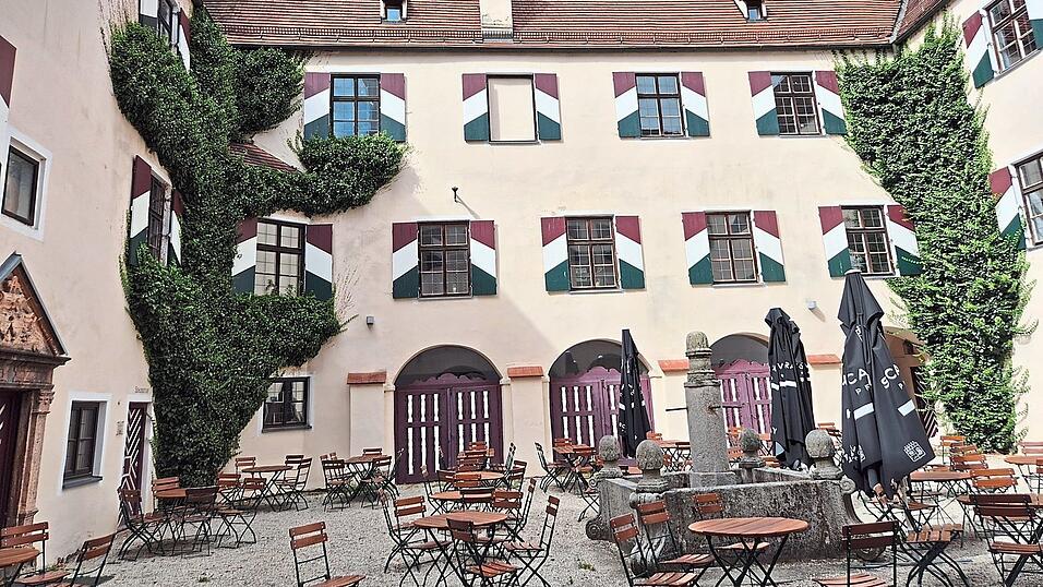 Tagungsgäste treffen sich gerne im Innenhof des Schlosses. Tagungsgäste treffen sich gerne im Innenhof des Schlosses.