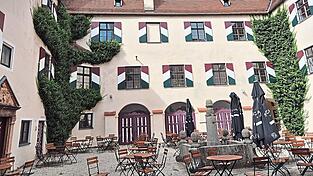 Tagungsgäste treffen sich gerne im Innenhof des Schlosses. Tagungsgäste treffen sich gerne im Innenhof des Schlosses.