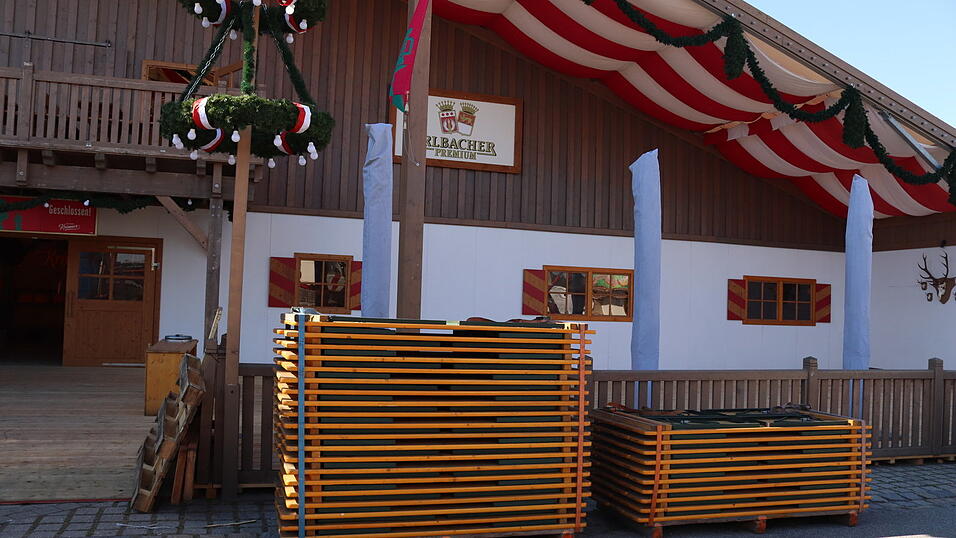 Acht Tage vor Beginn des Gäubodenvolksfestes laufen die Aufbauarbeiten am Festplatz Am Hagen auf Hochtouren. Acht Tage vor Beginn des Gäubodenvolksfestes laufen die Aufbauarbeiten am Festplatz Am Hagen auf Hochtouren.