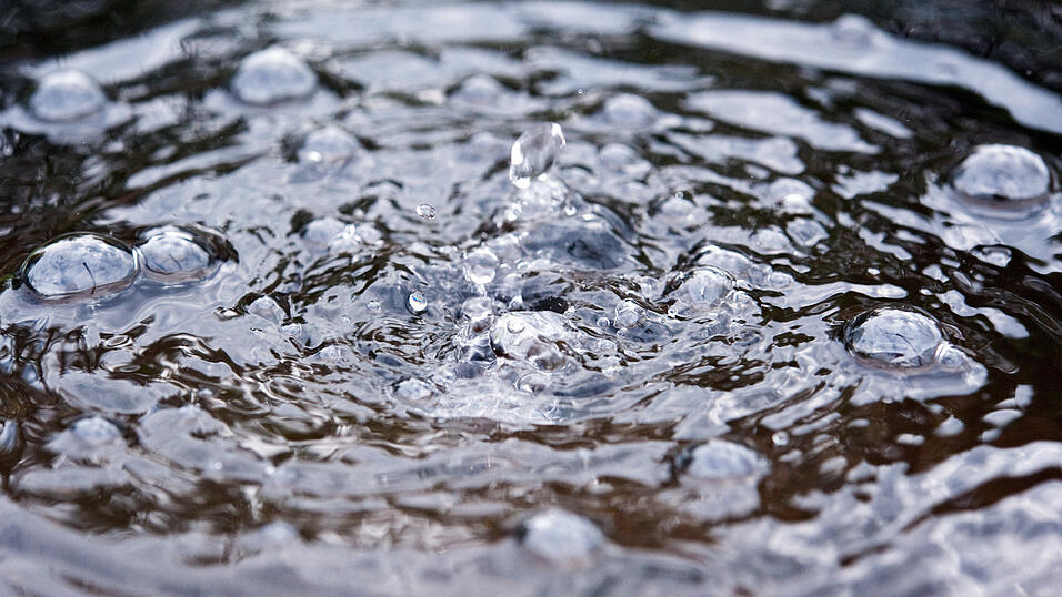 Eine Möglichkeit für die Gartenbewässerung: Regenwasser sammeln - vorausgesetzt, es regnet auch mal. Eine Möglichkeit für die Gartenbewässerung: Regenwasser sammeln - vorausgesetzt, es regnet auch mal.