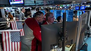 Händler an der Wall Street: In den USA steigen die Renditen von Staatsanleihen immer mehr an.(Archivbild) Händler an der Wall Street: In den USA steigen die Renditen von Staatsanleihen immer mehr an.(Archivbild)