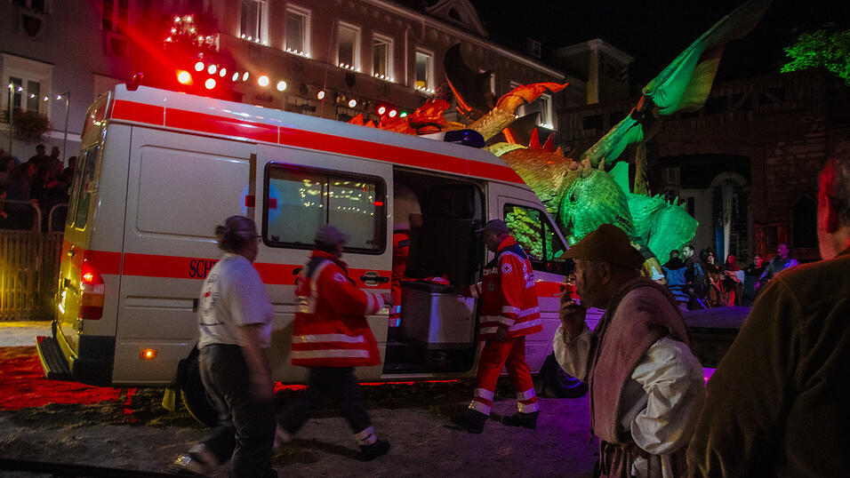 Die Sanitäter rücken in der Drachenstich-Arena an. Die Sanitäter rücken in der Drachenstich-Arena an.