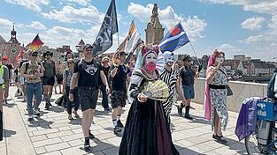 Trotz Hitze: Ausgefallene Kostüme sind Standard beim CSD.