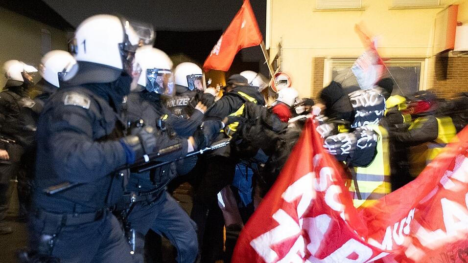 Bei Demonstrationen gegen die Gr&uuml;ndung einer neuen AfD-Jugendorganisation kam es Ende November in Gie&szlig;en zu Zusammenst&ouml;&szlig;e von Demonstranten und Polizei.