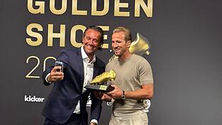 Hatten Spaß bei der Verleihung des Goldenen Schuh: Preisträger Harry Kane (rechts) und Laudator Luca Toni. Hatten Spaß bei der Verleihung des Goldenen Schuh: Preisträger Harry Kane (rechts) und Laudator Luca Toni.