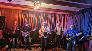 Die „Win Guys“ Christian Neumaier (l.), Richard Wellisch (Mitte) und Alis Kollmer (r.) wurden bei ihrem Konzert zum Zehnjährigen unterstützt von Gitarrist Robert Stumreiter (2.v.l.) und Erich Müller (2.v.r.) beim Gesang. Die „Win Guys“ Christian Neumaier (l.), Richard Wellisch (Mitte) und Alis Kollmer (r.) wurden bei ihrem Konzert zum Zehnjährigen unterstützt von Gitarrist Robert Stumreiter (2.v.l.) und Erich Müller (2.v.r.) beim Gesang.