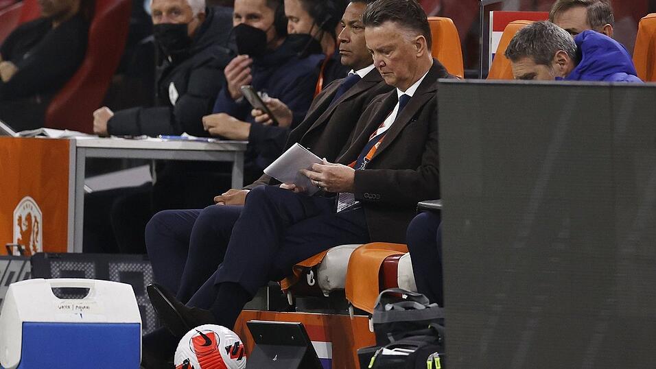 Seine Erkrankung hielt Louis van Gaal nicht davon ab, die niederländische Nationalmannschaft zu trainieren. Zuletzt gegen Deutschland saß er sogar mit positivem PCR-Test auf der Bank. Seine Erkrankung hielt Louis van Gaal nicht davon ab, die niederländische Nationalmannschaft zu trainieren. Zuletzt gegen Deutschland saß er sogar mit positivem PCR-Test auf der Bank.