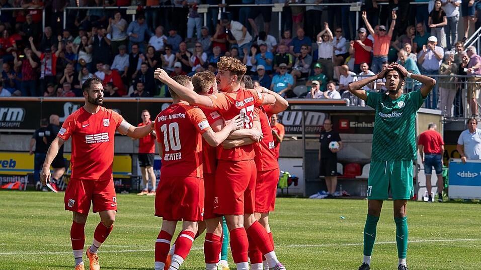 Anlass zu ausgelassenem Jubel gab es in dieser Saison bei der SpVgg Hankofen reichlich. Etwa in der Partie gegen Fortuna Regensburg, in der die Hankofener aus einem 0:1-Rückstand einen 2:1-Sieg machten. Die Freude dürfte aber noch einmal getoppt werden, wenn die SpVgg am Samstag in Coburg tatsächlich die Meisterschaft und den Wiederaufstieg in die Regionalliga perfekt macht. Anlass zu ausgelassenem Jubel gab es in dieser Saison bei der SpVgg Hankofen reichlich. Etwa in der Partie gegen Fortuna Regensburg, in der die Hankofener aus einem 0:1-Rückstand einen 2:1-Sieg machten. Die Freude dürfte aber noch einmal getoppt werden, wenn die SpVgg am Samstag in Coburg tatsächlich die Meisterschaft und den Wiederaufstieg in die Regionalliga perfekt macht.