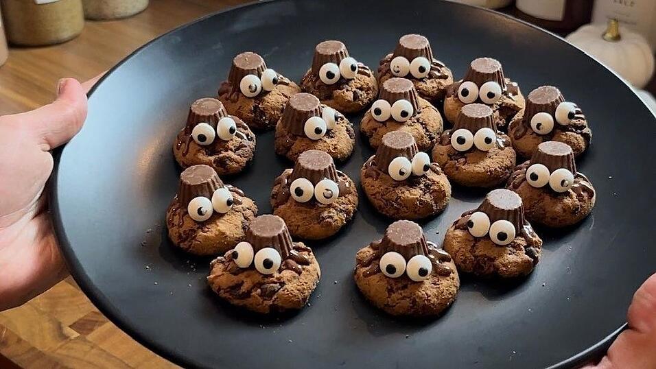 Einfach nachzumachen sind die Cookies mit süßen Spinnen darauf.