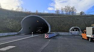 Dieser Tunnel führt die B20 bei Furth im Wald durch den Deschlberg. Dieser Tunnel führt die B20 bei Furth im Wald durch den Deschlberg.