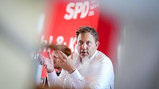Finanzminister Lars Klingbeil macht sich auf EU-Ebene für eine Übergewinnsteuer bei Ölkonzernen stark (Archivbild) Finanzminister Lars Klingbeil macht sich auf EU-Ebene für eine Übergewinnsteuer bei Ölkonzernen stark (Archivbild)