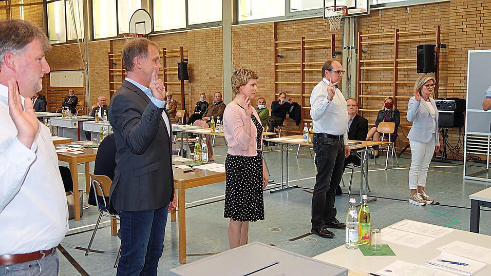 Die neuen Gemeinderäte mussten ihren Amtseid ablegen, von links Christoph Scheuerer (BL), Wolfgang Melzl (FWG), Heidemarie Schaffer-Mayerhofer (FWG), Franz Weickl (FWG), Ulrike Binder-Falzboden (FWG) und Bernhard Raith (CSW). Die neuen Gemeinderäte mussten ihren Amtseid ablegen, von links Christoph Scheuerer (BL), Wolfgang Melzl (FWG), Heidemarie Schaffer-Mayerhofer (FWG), Franz Weickl (FWG), Ulrike Binder-Falzboden (FWG) und Bernhard Raith (CSW).