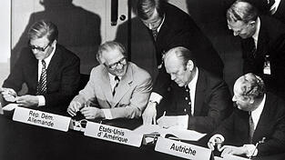 Alle sitzen an einem Tisch: Mit der Unterzeichnung der Schlussakte durch die politischen Führer von 35 Staaten Europas und Nordamerikas ging 1975 in Helsinki die Konferenz über Sicherheit und Zusammenarbeit in Europa (KSZE) zu Ende. Im Bild (v. l.): Bundeskanzler Helmut Schmidt, Erich Honecker, Erster Sekretär der SED, US-Präsident Gerald Ford und der österreichische Bundeskanzler Bruno Kreisky. Für die Sowjetunion nahm der Staats- und Parteichef Leonid Breschnew an der Konferenz teil. Alle sitzen an einem Tisch: Mit der Unterzeichnung der Schlussakte durch die politischen Führer von 35 Staaten Europas und Nordamerikas ging 1975 in Helsinki die Konferenz über Sicherheit und Zusammenarbeit in Europa (KSZE) zu Ende. Im Bild (v. l.): Bundeskanzler Helmut Schmidt, Erich Honecker, Erster Sekretär der SED, US-Präsident Gerald Ford und der österreichische Bundeskanzler Bruno Kreisky. Für die Sowjetunion nahm der Staats- und Parteichef Leonid Breschnew an der Konferenz teil.