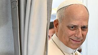 Papst Leo &auml;u&szlig;ert sich im Flugzeug vor Journalisten.