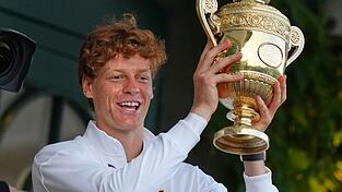 Jannik Sinner präsentiert die Trophäe für den Wimbledonsieg.
