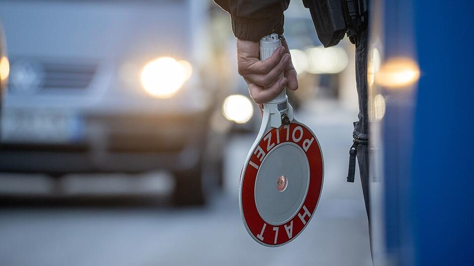 An der Grenze erzählen sie den Beamten von ihrem Einkauf. (Symbolbild) An der Grenze erzählen sie den Beamten von ihrem Einkauf. (Symbolbild)