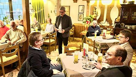 In Beisein von CSU-Landratskandidat Michael Multerer (rechts) erl&auml;uterte Grenzfahne-Listenf&uuml;hrer Sandro Bauer (stehend) die Notwendigkeit, als Further die Kreispolitik mitbestimmen zu k&ouml;nnen.