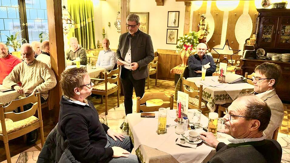 In Beisein von CSU-Landratskandidat Michael Multerer (rechts) erl&auml;uterte Grenzfahne-Listenf&uuml;hrer Sandro Bauer (stehend) die Notwendigkeit, als Further die Kreispolitik mitbestimmen zu k&ouml;nnen.