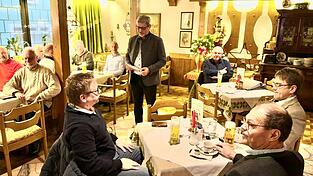 In Beisein von CSU-Landratskandidat Michael Multerer (rechts) erl&auml;uterte Grenzfahne-Listenf&uuml;hrer Sandro Bauer (stehend) die Notwendigkeit, als Further die Kreispolitik mitbestimmen zu k&ouml;nnen.