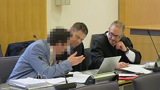 Der Angeklagte (l.), hier zusammen mit seinen Anwälten, soll sich nach dem angeblichen Unfall recht merkwürdig verhalten haben, berichten Augenzeugen.