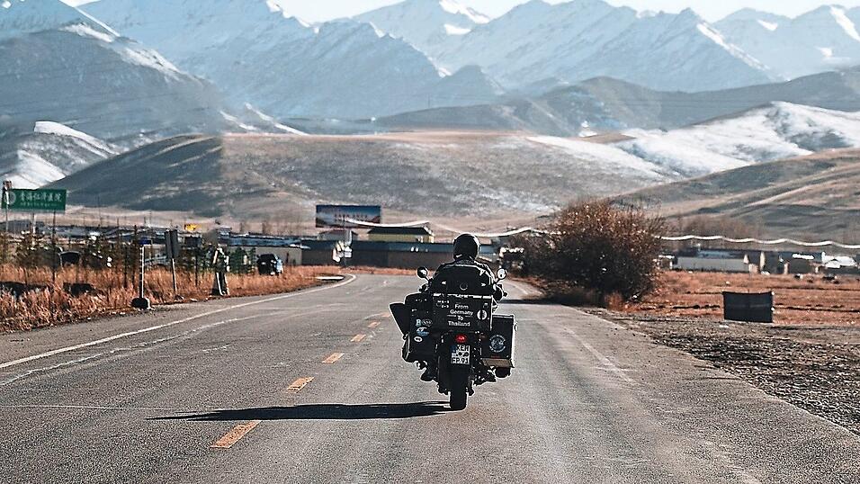 Weite Landschaften mit Blick auf die Berge beeindrucken Florian Pollinger (34) aus dem Landkreis Kelheim an Kirgisistan (gro&szlig;es Bild) besonders.