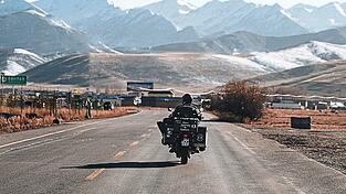 Weite Landschaften mit Blick auf die Berge beeindrucken Florian Pollinger (34) aus dem Landkreis Kelheim an Kirgisistan (gro&szlig;es Bild) besonders.