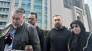 Trauer vor dem Gericht bei den Angeh&ouml;rigen der Hamburger Familie und deren Anwalt.