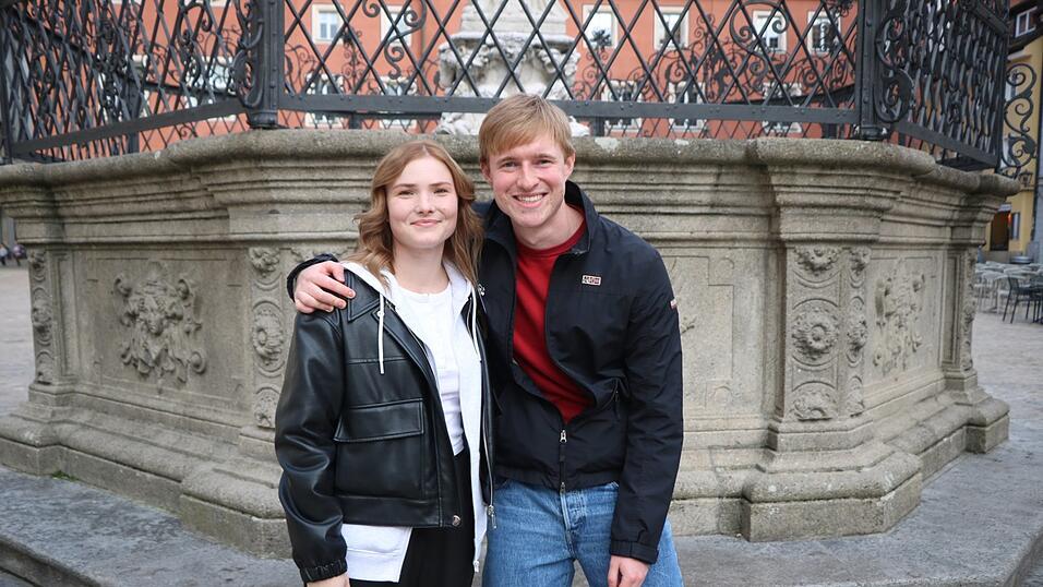 Beim ersten Date der beiden Speed-Dating-Teilnehmer Anna Kodalle und Noah Weiprecht legten sie einen kurzen Zwischenstopp für ein Foto am Haidplatz ein, bevor sie zu einem Spaziergang aufbrachen. Beim ersten Date der beiden Speed-Dating-Teilnehmer Anna Kodalle und Noah Weiprecht legten sie einen kurzen Zwischenstopp für ein Foto am Haidplatz ein, bevor sie zu einem Spaziergang aufbrachen.