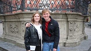Beim ersten Date der beiden Speed-Dating-Teilnehmer Anna Kodalle und Noah Weiprecht legten sie einen kurzen Zwischenstopp für ein Foto am Haidplatz ein, bevor sie zu einem Spaziergang aufbrachen. Beim ersten Date der beiden Speed-Dating-Teilnehmer Anna Kodalle und Noah Weiprecht legten sie einen kurzen Zwischenstopp für ein Foto am Haidplatz ein, bevor sie zu einem Spaziergang aufbrachen.