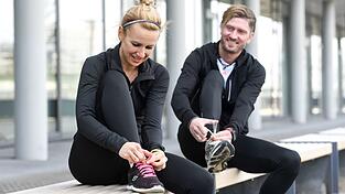 Hilft gegen den Schweinehund: Mit Freunden zum Laufen verabreden.