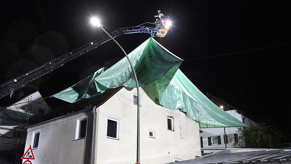 Mit der Drehleiter wurde das Notdach auf das Haus an der Bergstraße gehievt. Mit der Drehleiter wurde das Notdach auf das Haus an der Bergstraße gehievt.