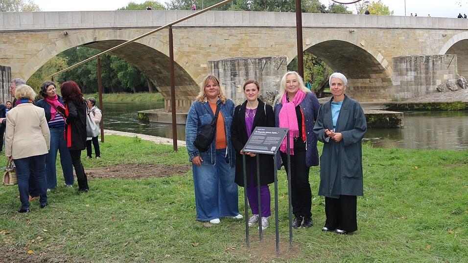 Michaela Schindler (Frauennotruf Regensburg, von links), Andrea Diermeier (Pro Familia), Regina Hellwig-Schmid und Katharina Cibulka vor dem neuen Selbstbestimmungsdenkmal am Regensburger Donauufer.