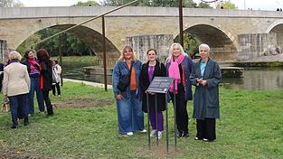 Michaela Schindler (Frauennotruf Regensburg, von links), Andrea Diermeier (Pro Familia), Regina Hellwig-Schmid und Katharina Cibulka vor dem neuen Selbstbestimmungsdenkmal am Regensburger Donauufer.