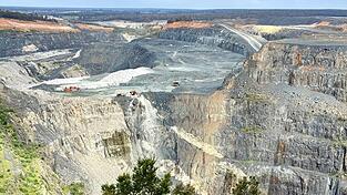 Der Blick  auf die riesige Greenbushes-Mine ist atemberaubend. Der Blick  auf die riesige Greenbushes-Mine ist atemberaubend.