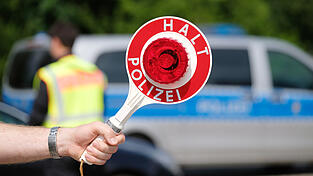 Polizisten in Passau hielten am Donnerstag ein Auto an, weil dort ein zweijähriger Bub am Steuer saß. (Symbolbild)