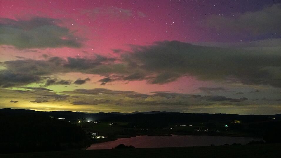 Die Fotografin bedauert, dass Wolken das Farbenspiel recht schnell verdunkelten. Die Fotografin bedauert, dass Wolken das Farbenspiel recht schnell verdunkelten.