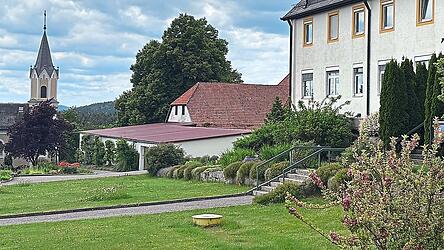 Im Sommer schlossen die Pallottiner ihr Apostolatshaus in Hofstetten. Seitdem steht das Anwesen im Landkreis Cham zum Verkauf. (Archivfoto) Im Sommer schlossen die Pallottiner ihr Apostolatshaus in Hofstetten. Seitdem steht das Anwesen im Landkreis Cham zum Verkauf. (Archivfoto)