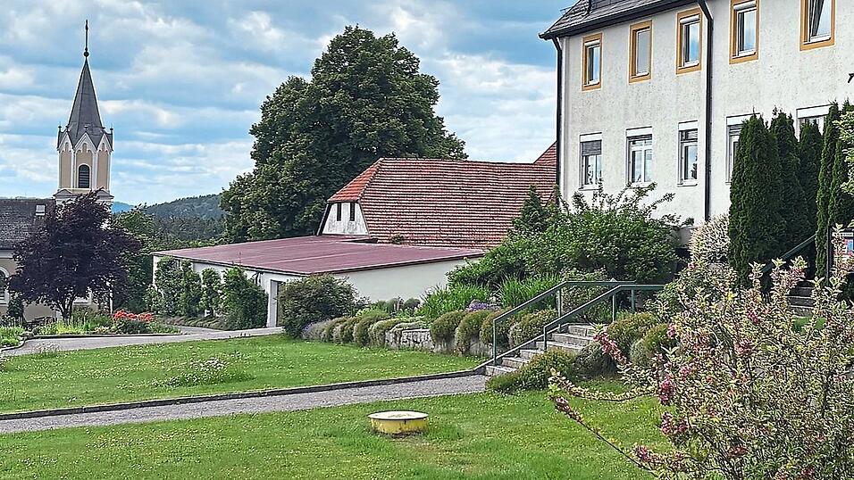 Im Sommer schlossen die Pallottiner ihr Apostolatshaus in Hofstetten. Seitdem steht das Anwesen im Landkreis Cham zum Verkauf. (Archivfoto)